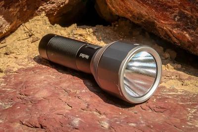 夜行神器登場(chǎng) 小米2000流明強(qiáng)光手電筒，戶外愛好者的新寵